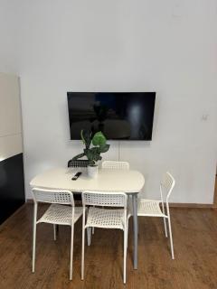 Affordable 2BR Apartment, 10 Min to Westbahnhof - 8