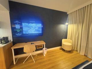 Downtown Luxury Stay with Complimentary Parking - 7