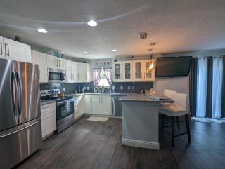 Sun & Surf Beach House - Steps to Ocean - 6