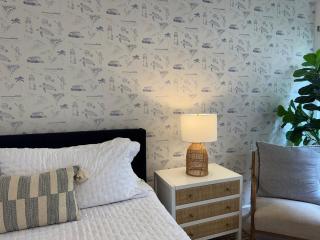 Modern studio, AC, king bed, private lanai - 9