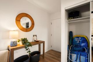 Modern studio, AC, king bed, private lanai - 4