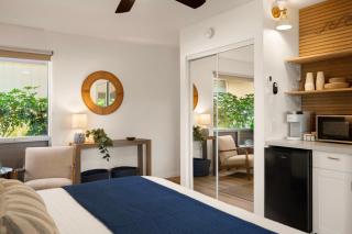 Modern studio, AC, king bed, private lanai - 1