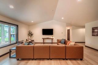 Brand New Sleeps 12 5BR 3BA 3 Doors to Lambeau - 2