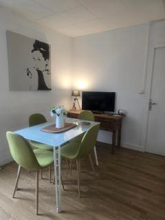 Number 22 - Le Dorat - Apartment 4 with garden & free parking - 7