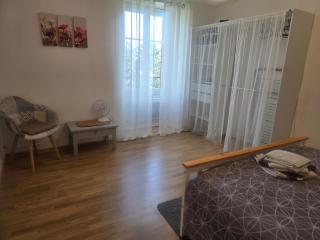 Number 22 - Le Dorat - Apartment 4 with garden & free parking - 4