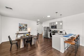 Luxury Stay Near Cleveland Clinic Attractions - 4