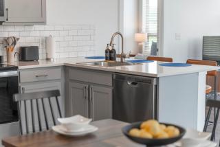 Luxury Stay Near Cleveland Clinic Attractions - 2