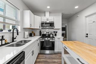 Cozy & Bright 2BR Home - 10 Min to Downtown - 7