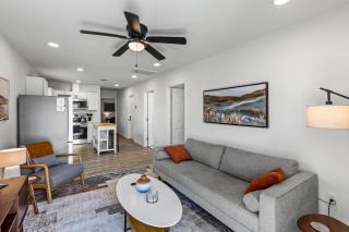 Cozy & Bright 2BR Home - 10 Min to Downtown - 5