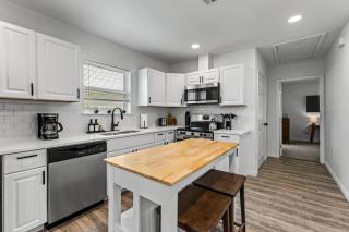 Cozy & Bright 2BR Home - 10 Min to Downtown - 2