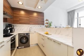 Vogue Vacation Homes, Business Bay - Bay Square close to Downtown Dubai Mall and Burj Khalifa, One Bedroom Apartment with Balcony and City view - 1