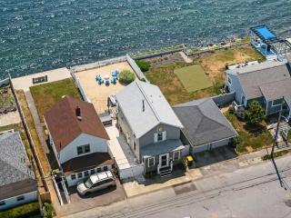 Luxury Waterfront Home Perfect for Family - 4