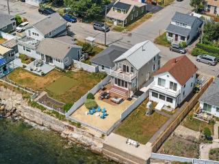 Luxury Waterfront Home Perfect for Family - 5