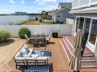 Luxury Waterfront Home Perfect for Family - 1