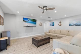 Seabreeze-Pool, Fire Pit, & Mini Golf-In Old Town - 2