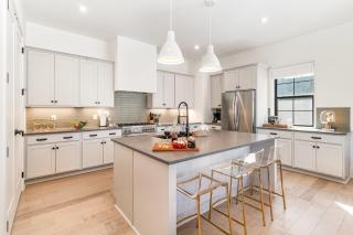 Pink Spur-Rooftop Patio-Walk to Restaurants & Bars - 4