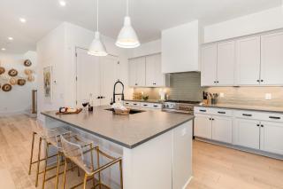 Pink Spur-Rooftop Patio-Walk to Restaurants & Bars - 1