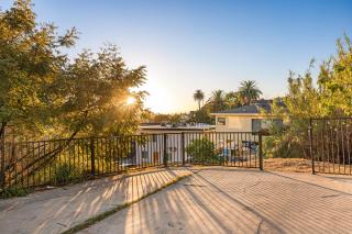 Echo Park Retreat Los Angeles Two Bedroom Apartment with Parking and Views - 9