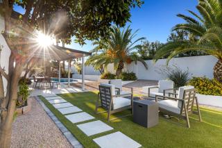 Minutes from Shopping, Dining & Golf - 0