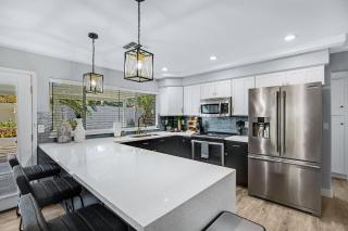 Minutes from Shopping, Dining & Golf - 7