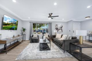 Minutes from Shopping, Dining & Golf - 6