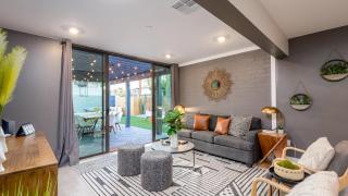 Closest Walk to Old Town, Entertainment District - 9