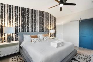 Closest Walk to Old Town, Entertainment District - 7