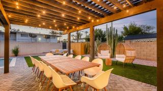 Closest Walk to Old Town, Entertainment District - 6