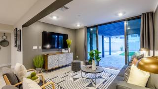 Closest Walk to Old Town, Entertainment District - 5