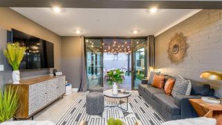 Closest Walk to Old Town, Entertainment District - 4