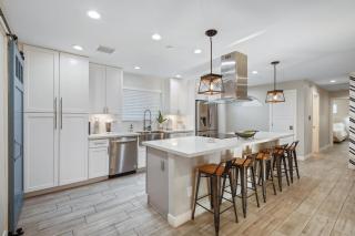 Closest Walk to Old Town, Entertainment District - 3