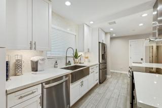 Closest Walk to Old Town, Entertainment District - 2