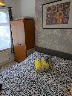 City Vacations Kettering free WiFi for ' Short & Long stays ' Shared bathroom & Shared Kitchen Double room for 1 - 2 Adults - 8