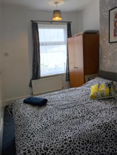 City Vacations Kettering free WiFi for ' Short & Long stays ' Shared bathroom & Shared Kitchen Double room for 1 - 2 Adults - 7