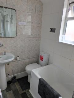 City Vacations Kettering free WiFi for ' Short & Long stays ' Shared bathroom & Shared Kitchen Double room for 1 - 2 Adults - 6