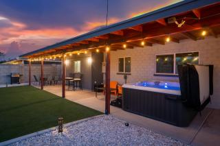 Desert Bloom l 5 min to Old Town l Hot Tub - 1