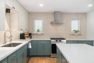 NEW 5 min to Old Town, Pool & Spa, 2 King Suites - 9