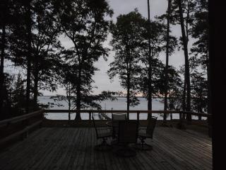LaRue's Private Lakeside Cottage - 4