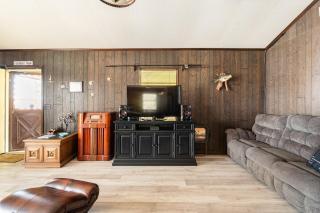 LaRue's Private Lakeside Cottage - 2