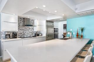 Modern Retreat Minutes from Shopping Dining & Golf - 0