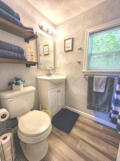 Cozy 2 Bdrm Cottage King bed - 6