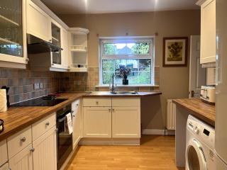 Hazel House - Cosy 2 bedroom house with parking near to Oxford - 2
