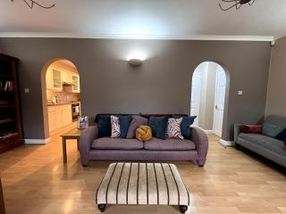 Hazel House - Cosy 2 bedroom house with parking near to Oxford - 1