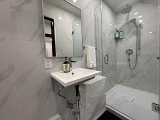 Downtown Private Room & Workspace Metros Sherbrooke & Berri! Fast Wifi! - 1