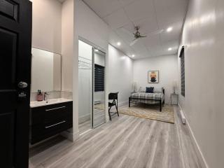 Downtown Private Room & Workspace Metros Sherbrooke & Berri! Fast Wifi! - 6