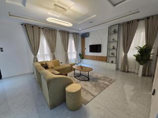 Beautiful 2 bedroom Apartment with Pool - 0