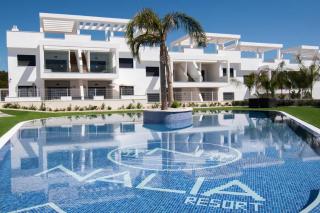 Rez de chaussee avec grande terrasse face piscine - 4