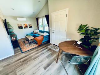 Colorful Comfort 3 Bedroom Home with Fenced yard - 7