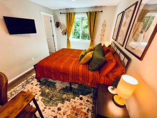 Colorful Comfort 3 Bedroom Home with Fenced yard - 4