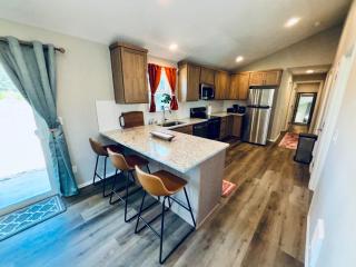 Colorful Comfort 3 Bedroom Home with Fenced yard - 8